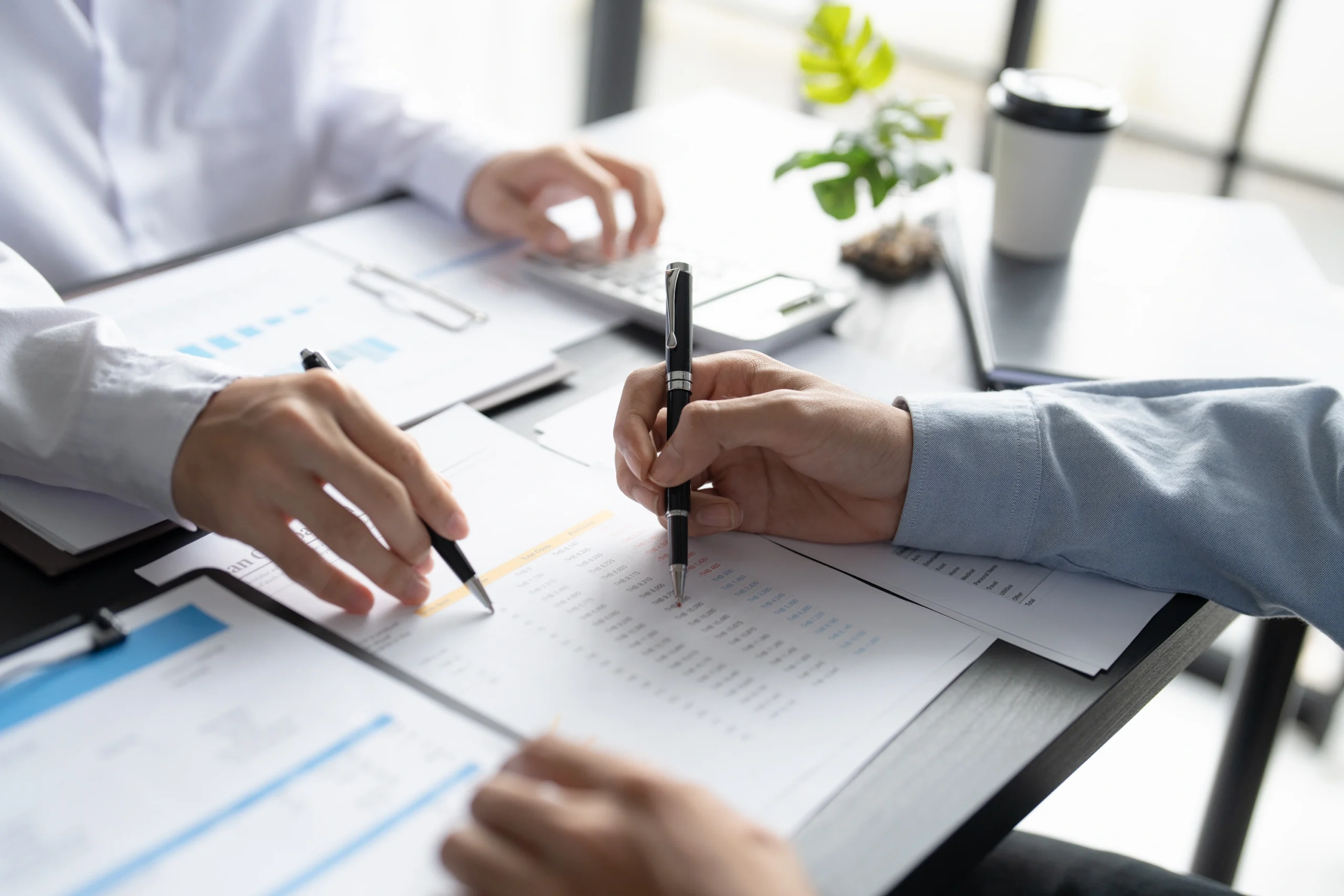 Profissionais de contabilidade e gestão a analisar indicadores financeiros, custos e resultados de uma empresa