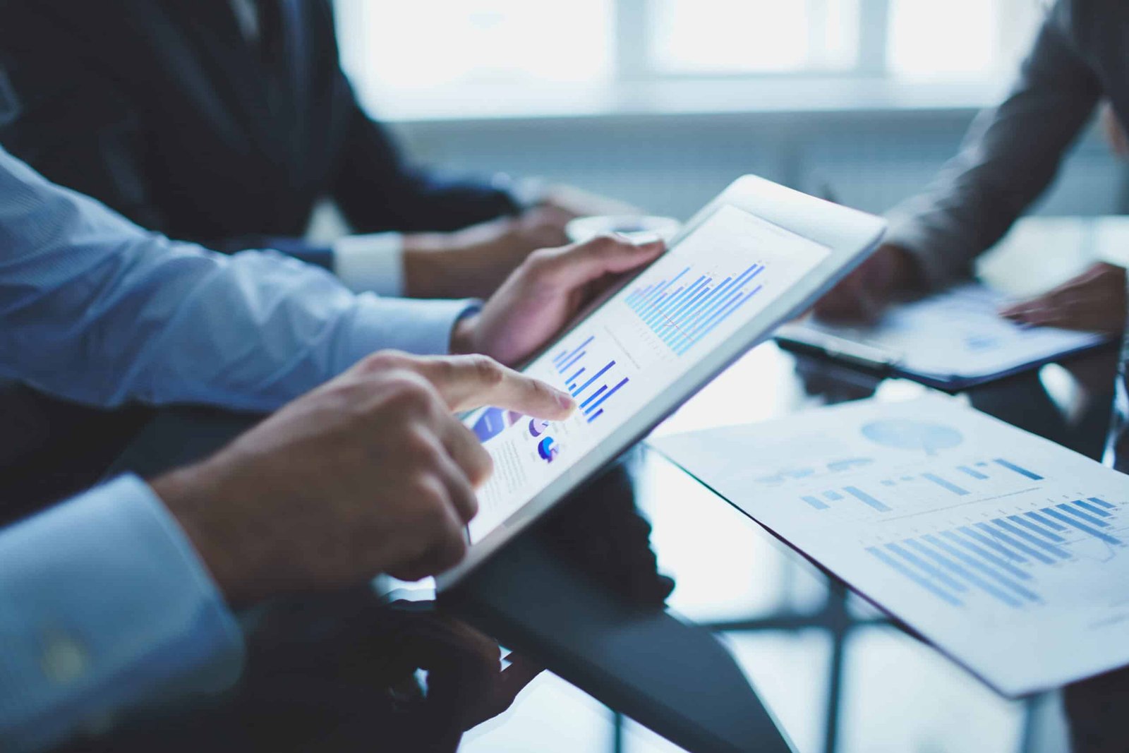 Empresário a analisar indicadores financeiros e dados de gestão num tablet digital