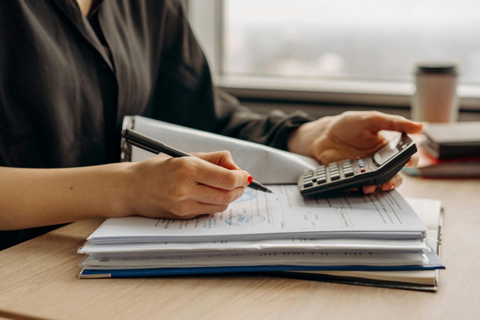 Processamento salarial e organização administrativa de uma empresa nos primeiros meses de atividade